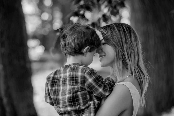 Mãe Mantém Filho Umas Mãos Exterior — Fotografia de Stock