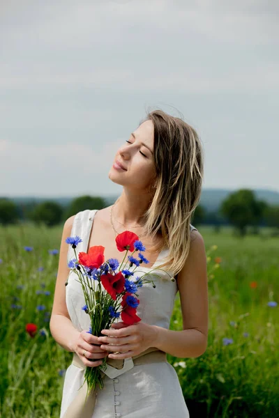 Ung Kvinna Klänning Nära Fält Med Bukett Centaurea Och Vallmo — Stockfoto