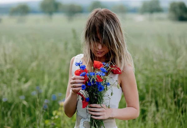 Młoda Kobieta Sukience Pobyt Pobliżu Pola Bukietem Centaurea Poppy Kwiaty — Zdjęcie stockowe