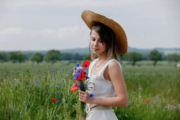 Młoda Kobieta Sukience Kapeluszu Pobyt Pobliżu Pola Bukietem Centaurea Poppy — Zdjęcie stockowe