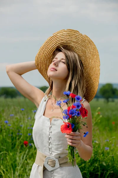 Jonge Vrouw Jurk Met Hoed Verblijf Buurt Veld Met Boeket — Stockfoto