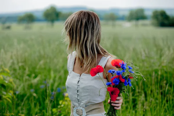 Młoda Kobieta Sukience Pobyt Pobliżu Pola Bukietem Centaurea Poppy Kwiaty — Zdjęcie stockowe