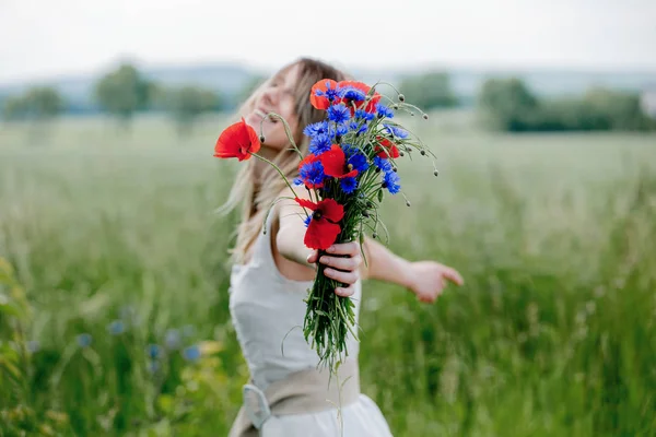 Jovem Mulher Vestido Ficar Perto Campo Com Buquê Centaurea Flores — Fotografia de Stock