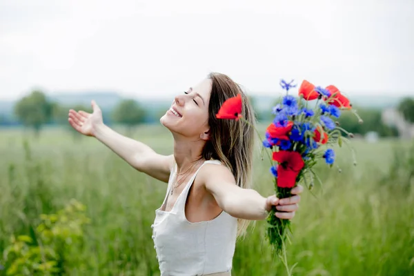 옷차림을 여자는 우레아 꽃다발을 근처에 머무른다 — 스톡 사진