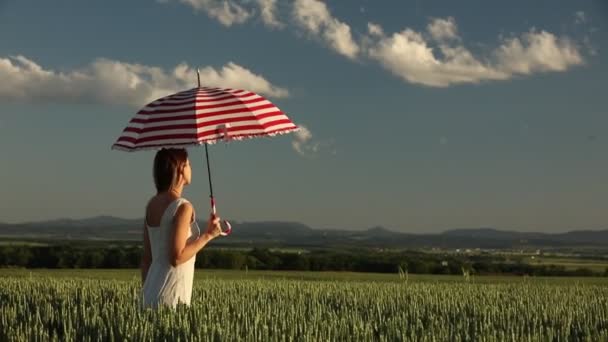 Mladá Dívka Klobouku Deštníkem Zelené Pšeničné Pole Hory Pozadí — Stock video