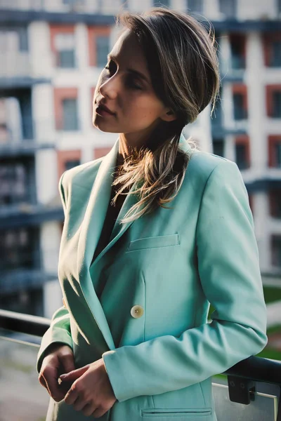Piękna kobieta w niebieskim płaszczu na balkonie mieszkań — Zdjęcie stockowe