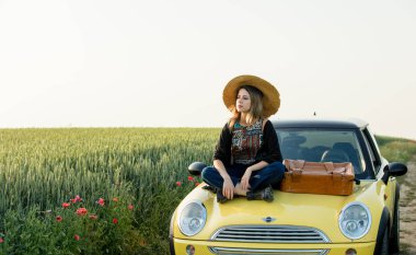 Wroclaw, Polonya - 11 Haziran 2019 - Bavullu kadın 