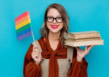 Kitapları ve Lgbt bayrağı olan genç bir kadın. 