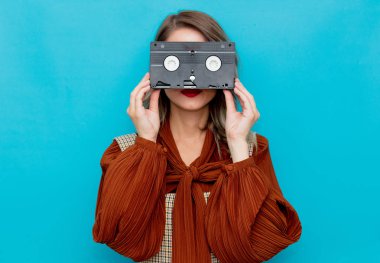 Vhs kaseti olan genç bir kadın. 