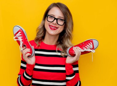 Kırmızı çizgili kazaklı genç bir kadın.