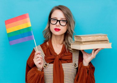 Kitapları ve Lgbt bayrağı olan genç bir kadın. 