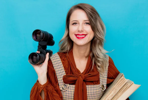 Jovem professor com livros e binocular — Fotografia de Stock