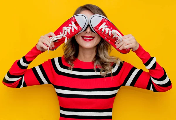 Giovane donna in maglione a righe rosse con gomme — Foto Stock