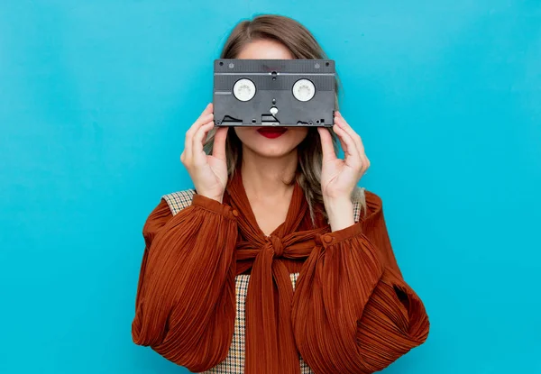 Vhs kaseti olan genç bir kadın. 