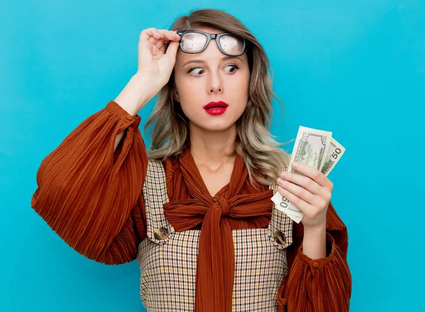 Νεαρή γυναίκα με τα χρήματα στο χέρι — Φωτογραφία Αρχείου