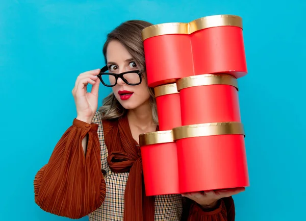 Jovem mulher com caixas de presente — Fotografia de Stock