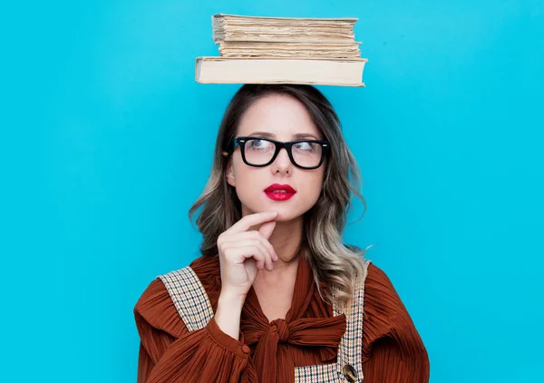 Jeune professeur en lunettes avec des livres sur la tête — Photo