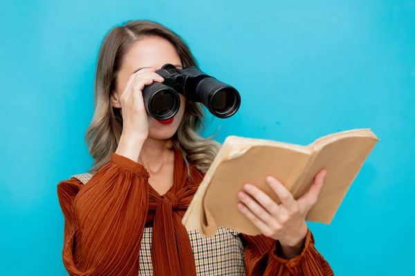 Joven profesor con libros y binocular —  Fotos de Stock