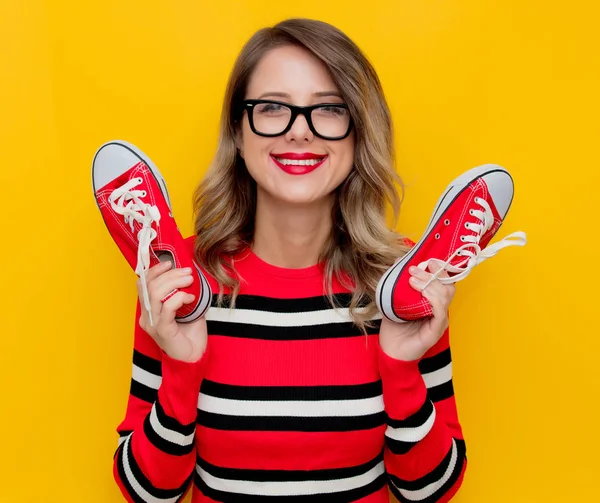 Молода жінка в червоному смугастому светрі з камерою — стокове фото