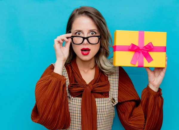 Mujer joven con caja de regalo amarilla —  Fotos de Stock