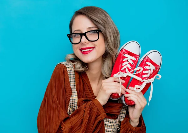 赤いための半靴を持つ少女 — ストック写真