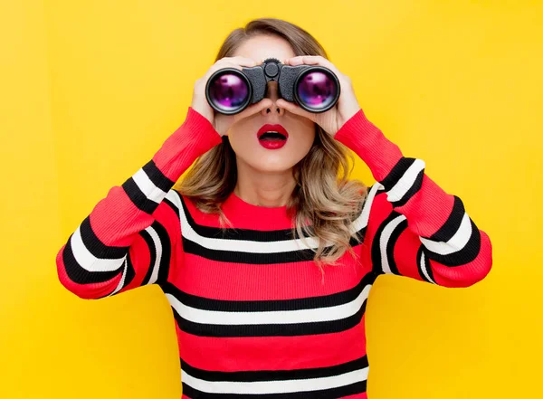 Mujer joven en suéter a rayas con binocular —  Fotos de Stock