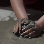 Video of how a person creates a pot of clay according to ancient technology