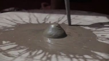 bir kişinin eski teknolojiye göre kil bir pot oluşturur nasıl video