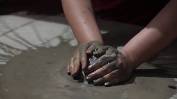 一个人如何根据古代技术创造一罐粘土的视频 — 免费的图库视频