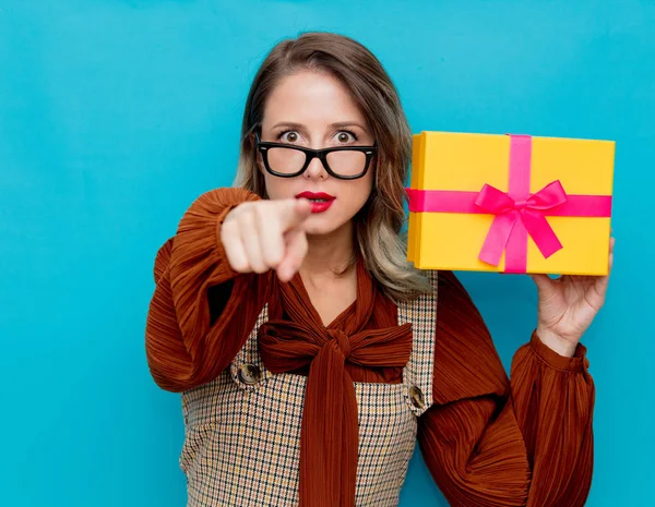 Giovane donna con confezione regalo gialla — Foto Stock