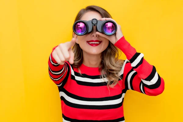 Jonge vrouw in gestreepte trui met binocular — Stockfoto