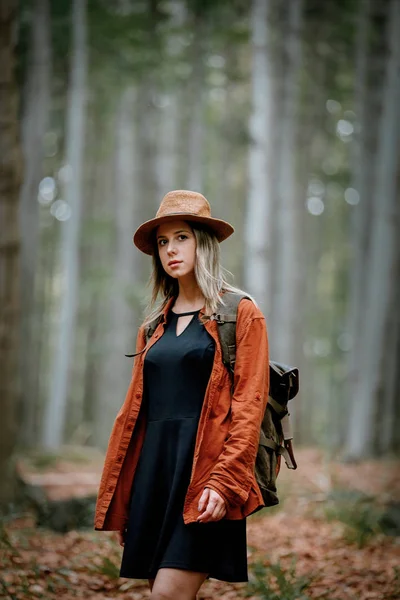 Stil flicka i hatt med ryggsäck i en sommartid — Stockfoto