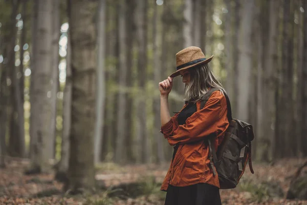 Стильная девушка в шляпе с рюкзаком в летнее время — стоковое фото