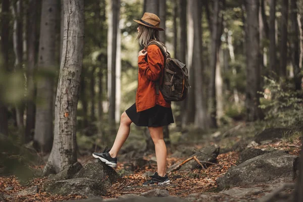 Style fille en chapeau avec sac à dos dans une heure d'été — Photo