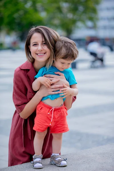 Criança menino e mãe se divertir na rua da cidade — Fotografia de Stock
