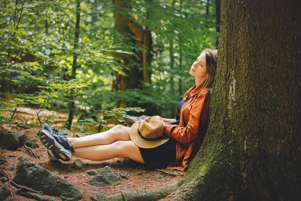 Stílus lány hátizsák ül egy kő a nyári időfutam — Stock Fotó
