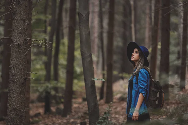 Стиль дівчина в капелюсі з рюкзаком в літній час — стокове фото
