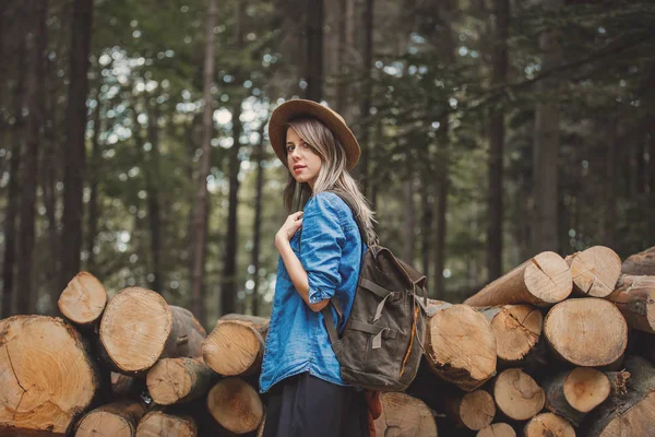 Stijl meisje in hoed met rugzak in een zomertijd — Stockfoto