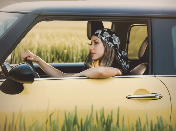 Молода жінка за кермом машини на сільській дорозі — стокове фото