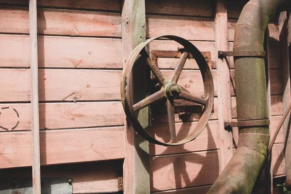 Koło starego drewnianego kombajnu z XIX wieku — Zdjęcie stockowe
