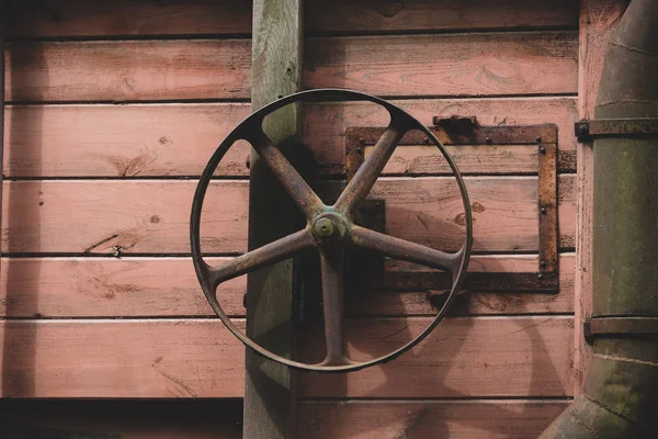 Колесо старого деревянного комбайна XIX века — стоковое фото