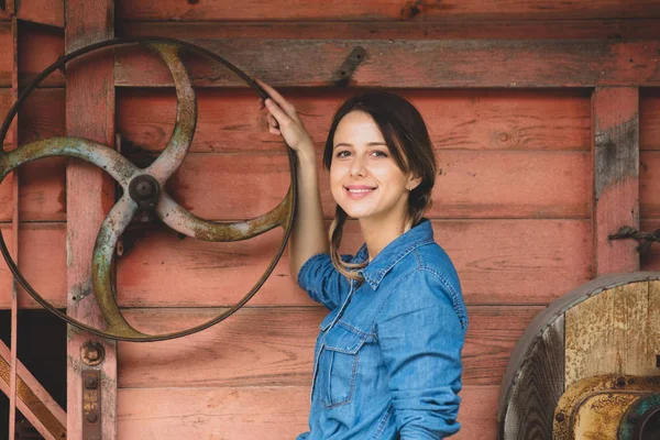 Junge Frau am Steuer eines alten hölzernen Mähdreschers — Stockfoto