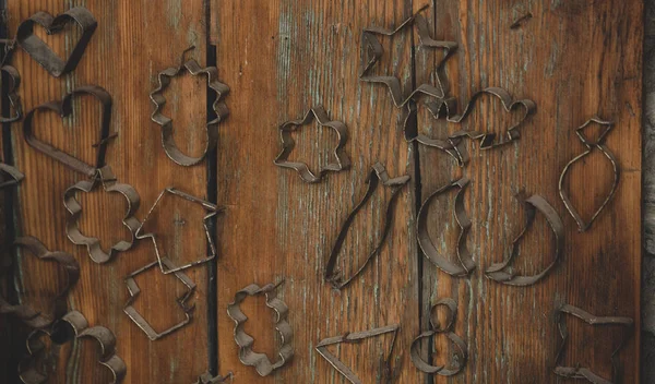Rocznika zardzewiałe bakewate na drewnianej ścianie — Zdjęcie stockowe
