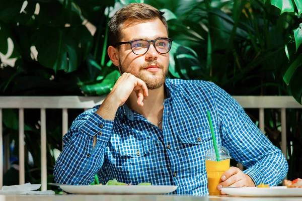 Ung Man Dricker Saft Ett Kafé — Stockfoto