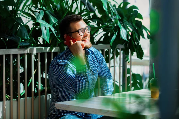 Giovane Utilizzando Telefono Cellulare Caffè — Foto Stock