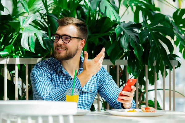 Joven Usando Teléfono Móvil Una Cafetería — Foto de Stock