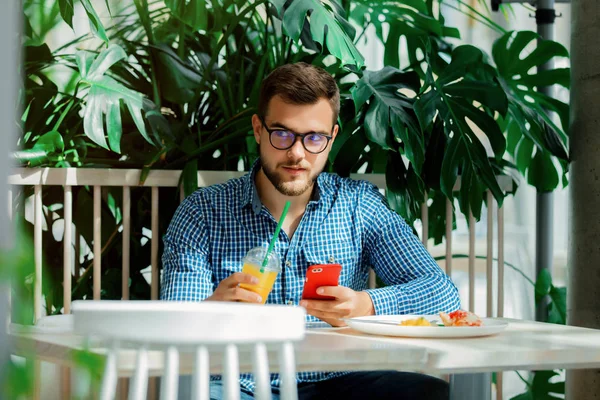 Giovane Utilizzando Telefono Cellulare Caffè — Foto Stock