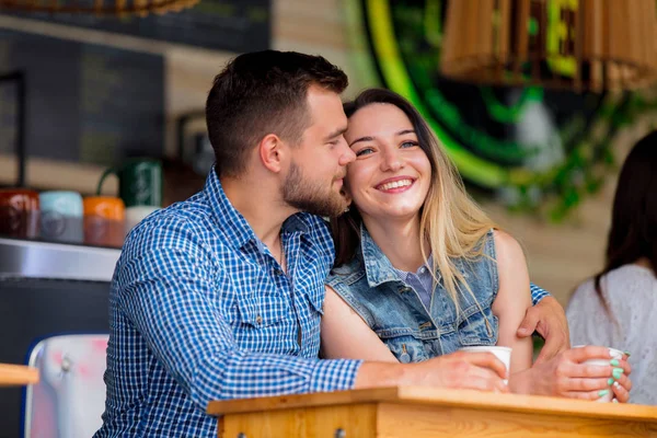 Jovem Casal Sentado Uma Mesa Café Beber Café — Fotografia de Stock