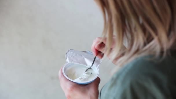 Mulher Derrama Pílulas Brancas Frasco Transparente Sua Mão — Vídeo de Stock