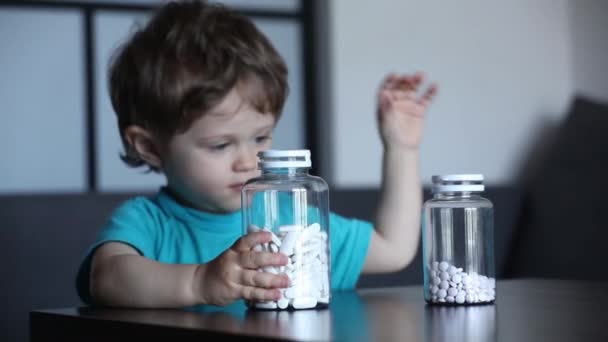 Kleine Peuter Jongen Proberen Pillen Krijgen — Stockvideo